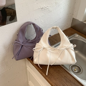 Borsa a mano a mezzaluna con pieghe e fiocco in ecopelle viola chiaro e bianco avorio