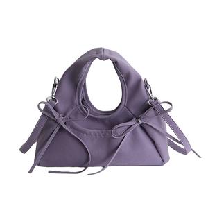Borsa a mano viola a pieghe con fiocchi in finta pelle e ganci metallici argento