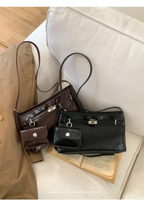 Detailansicht von Vintage-Schultertaschen in Dunkelbraun und Schwarz mit Mini-Münztaschen