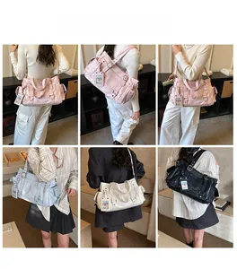 Viste dettagliate di borse tote grandi multicolori con tasche laterali e fibbie decorative