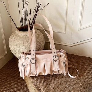 Gefaltete rosa Ledertasche mit silbernen Details und Retro-Y2K-Taschen mit Schultergurt
