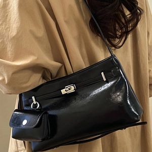 Große schwarze Schultertasche aus Lackleder mit Silberschnalle und Mini-Beutel
