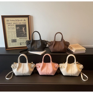 Mehrfarbige Kollektion strukturierter Leder-Beuteltaschen auf minimalistischem Display