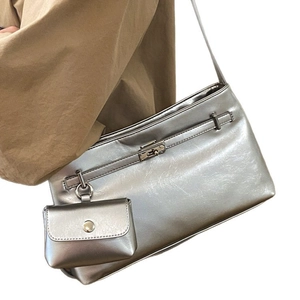 Große silberne Schultertasche in Metallic-Optik mit kleiner Tasche und Schnalle