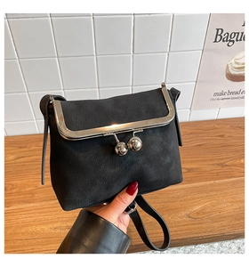 Detail einer schwarzen matten Leder-Clip-Tasche mit silbernem Metallrahmen und Riemen