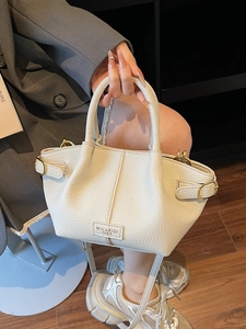 Modische beige Handtasche mit Litschi-Textur, goldene Schnallen und abnehmbarer Schultergurt