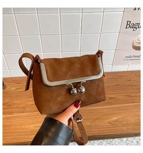 Detailaufnahme einer Vintage Caramel Umhängetasche mit großem silbernem Metall-Kugelverschluss