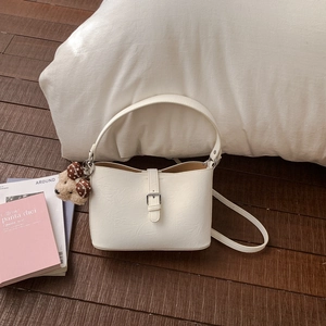 Weiße Vintage-Eimer-Tasche mit Prägung, verstellbarem Riemen und süßem Bären-Anhänger