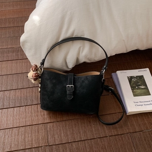 Retro-Schultertasche aus schwarzem Leder mit Silberschnalle und Bären-Anhänger