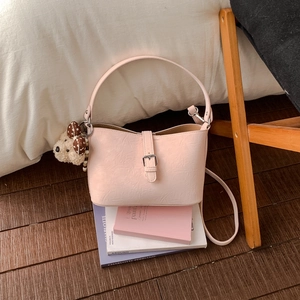 Rosa Plissee-Beuteltasche für Damen mit Teddybär-Anhänger und silberner Schnalle