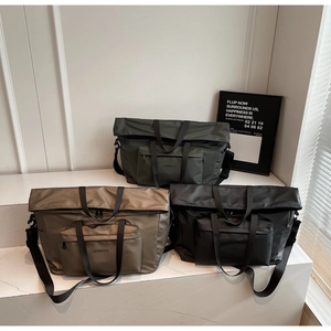 Détails du tissu en nylon imperméable des sacs cabas en couleurs olive, marron et noir