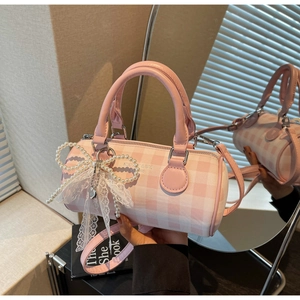 Détails du sac cylindrique à carreaux roses avec perles et nœud en dentelle blanche