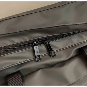 Détail des fermetures éclair bidirectionnelles et du tissu imperméable du sac fourre-tout