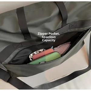 Vue détaillée du cabas vert olive avec poche zippée avant pour un rangement bien organisé