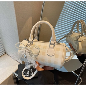 Détails du sac Boston à carreaux avec breloque nœud en dentelle et perles élégantes