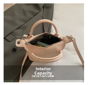 Innenkapazität der rosa Leder-Beuteltasche mit Smartphone und Geldbörse im Detail