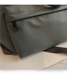 Détail de la texture du sac cabas LEENOCO avec fermeture éclair latérale en métal noir