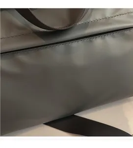 Détail du sac cabas gris foncé avec texture mate et logo LEENOCO avec bandoulière