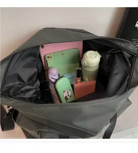 Intérieur spacieux du sac fourre-tout en nylon imperméable avec tablette et accessoires