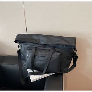 Détail du grand sac cabas noir avec bandoulière rembourrée et logo LEENO en relief