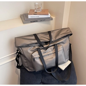 Détail du sac cabas argent métallisé avec logo LEENOCO sur une chaise en velours