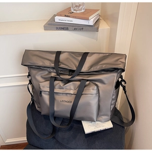 Sac fourre-tout gris métallisé imperméable avec bandoulière noire pour le voyage