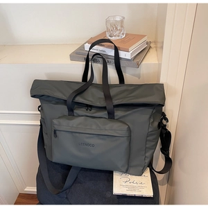 Vue détaillée du sac cabas en nylon vert olive avec logo et bandoulière réglable