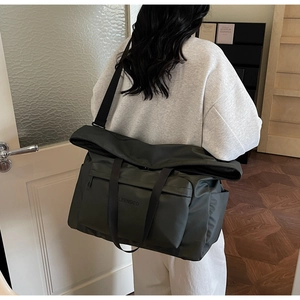 Vue détaillée d'un grand sac cabas en nylon avec bandoulières réglables pour le quotidien