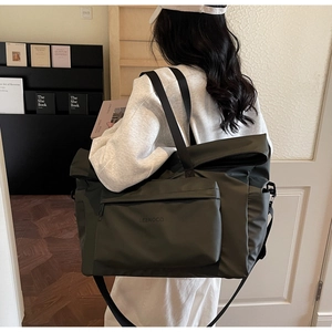 Grand sac cabas en nylon imperméable vert olive dans un décor de style minimaliste