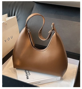 Sac croissant vintage marron avec fermeture éclair argentée dans son coffret