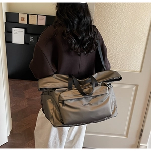 Détail du cabas en nylon gris métallisé imperméable avec rabat et poche zippée externe