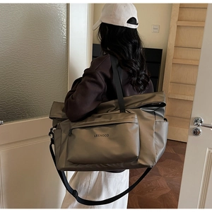 Détail du cabas métallique vert olive avec poche zippée et longues anses de transport