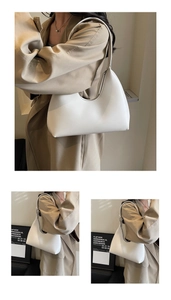 Détail de la silhouette courbée et de la texture en cuir lisse d'un sac hobo blanc chic