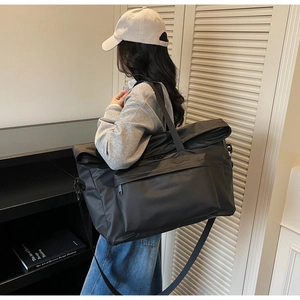 Détail du tissu en nylon noir imperméable et de l'embossage de la marque LEFOND sur le sac