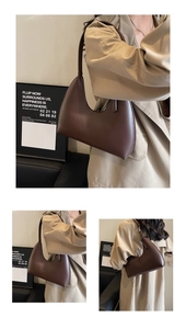 Détail de la texture en cuir marron lisse du sac sous le bras en forme de croissant