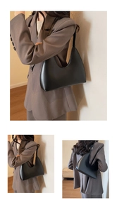 Vue détaillée du sac porté épaule croissant noir avec bandoulière réglable et texture cuir mat