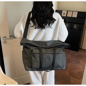 Sac de voyage fourre-tout gris foncé à grande capacité avec logo et bandoulière réglable