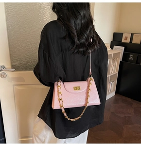 Sac à épaule rose brillant en similicuir avec chaîne dorée et fermoir pivotant
