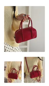 Vista tripla della borsa a cuscino retrò rossa con stili a mano e a tracolla su modella