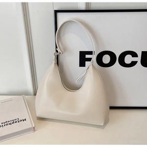 Détail du sac sous le bras demi-lune minimaliste blanc crème avec fermeture éclair