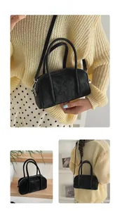 Layout a tre viste di una borsa Boston nera opaca con dettagli argento e tracolla