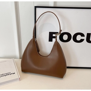 Gros plan détaillé du sac hobo en similicuir marron avec fermeture éclair argentée