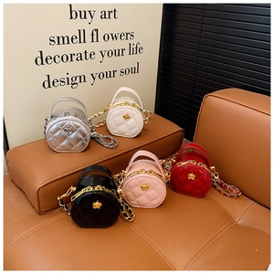 Détails de sacs ronds en cuir matelassé en cinq couleurs avec logos fleurs en métal
