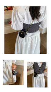 Vues détaillées d'un mini sac rond noir matelassé avec chaîne dorée et fleur