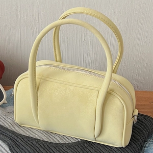 Borsa a mano Boston vintage in pelle gialla con cerniere argento su abiti denim