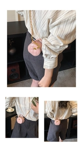 Vues multiples du mini sac rond matelassé rose avec chaîne dorée et poignée supérieure