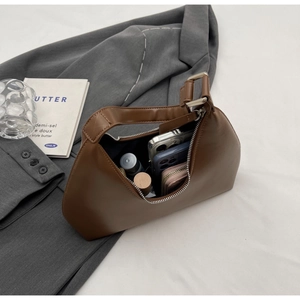 Vue détaillée de l'intérieur du sac marron montrant l'espace pour téléphone et portefeuille
