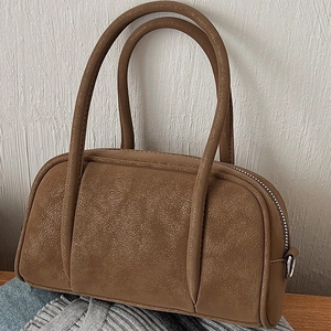 Borsa a mano bowling vintage in pelle marrone con manici lunghi e design cilindrico