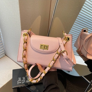 Sac à chaîne rose à texture froncée avec fermoir doré illustré par reflet de miroir