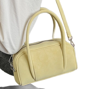 Piccola borsa Boston giallo crema con doppi manici e tracolla staccabile per donna
